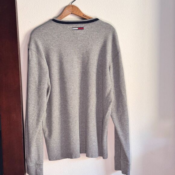 Tommy Jeans Men’s Long Sleeve V-Neck Sweater Gray Stripe Sleeve Logo Size L Y2K - Picture 2 of 9